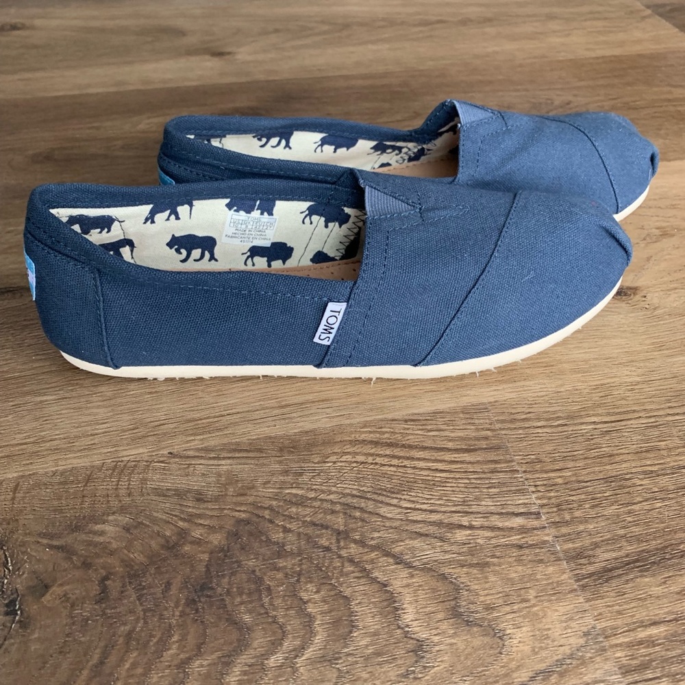 TOMS women’s canvas classic dark blue size 10